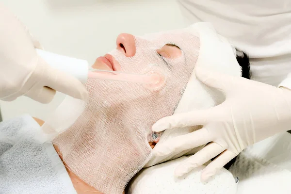 Esteticista Guantes Blancos Trata Cliente Femenino Con Masaje Facial Darsonval — Foto de Stock