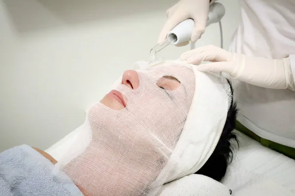 Esteticista Guantes Blancos Trata Cliente Femenino Con Masaje Facial Darsonval —  Fotos de Stock