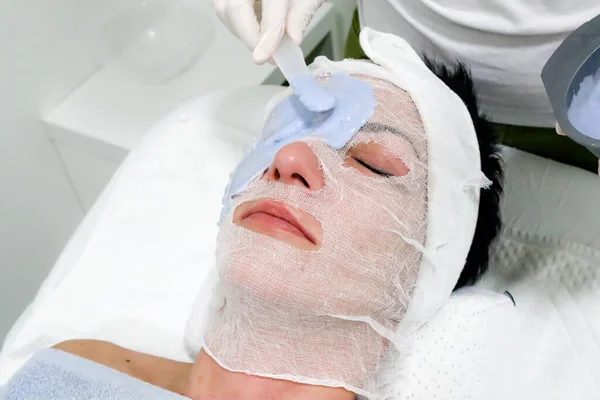 Estetista Lavoratore Applicando Cosmetici Caviale Peel Maschera Cura Della Pelle — Foto Stock