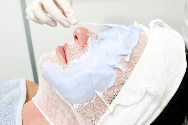 Estetista Lavoratore Applicando Cosmetici Caviale Peel Maschera Cura Della Pelle — Foto Stock