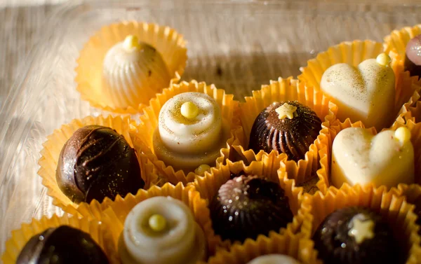 Pequenos Bolos Artesanais Chocolate Marrom Branco Cestas Papel Amarelo Close — Fotografia de Stock