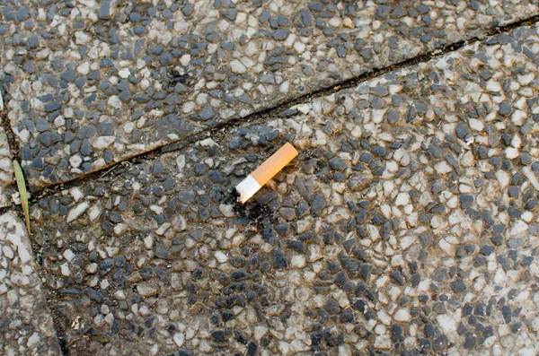 Queimando Ponta Cigarro Solteiro Isolado Concreto Cigarro Pavimento Close Vista — Fotografia de Stock