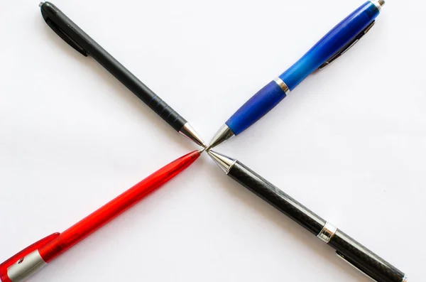Rote Blaue Und Schwarze Bleistifte Auf Weißem Hintergrund Form Des — Stockfoto