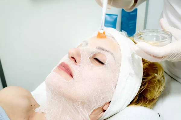 Trabajadora Esteticista Sosteniendo Pincel Aplicando Suero Cosmético Facial Tratamiento Biológico — Foto de Stock