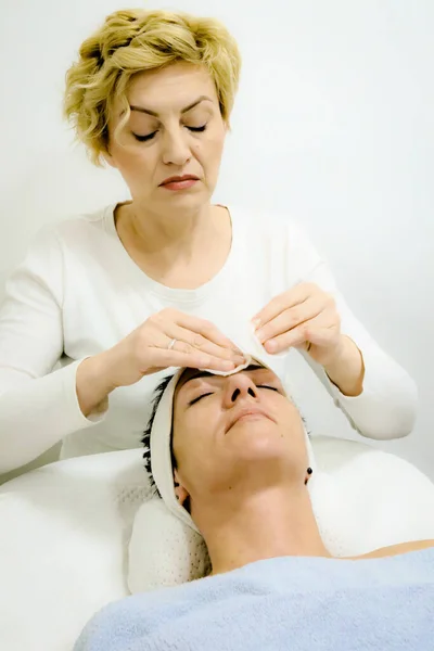 Lavoratore Estetista Bionda Pulisce Delicatamente Viso Del Cliente Femminile Con — Foto Stock