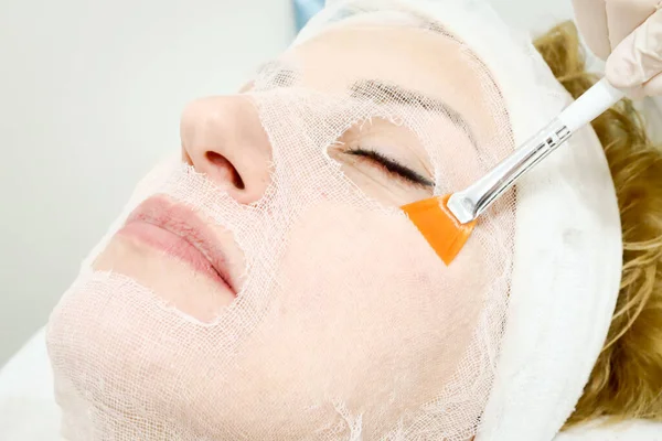 Trabajadora Esteticista Sosteniendo Pincel Aplicando Suero Cosmético Facial Tratamiento Biológico — Foto de Stock