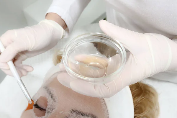 Esteticista Sosteniendo Pincel Cuenco Vidrio Aplicando Suero Cosmético Facial Tratamiento — Foto de Stock