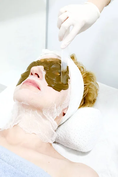 Esteticista Aplicando Mascarilla Facial Cosmética Algas Marinas Para Antienvejecimiento Hidratación — Foto de Stock