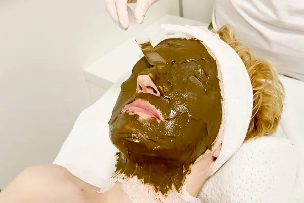 Beautician Worker Applying Cosmetic Facial Mask Sea Algae Aging Hydration — Stock Photo, Image