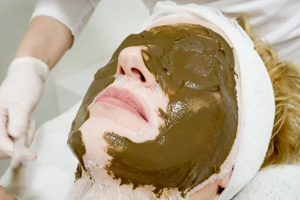 Primo Piano Del Viso Del Cliente Con Maschera Facciale Cosmetica — Foto Stock