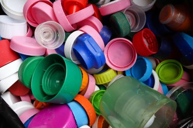çok renkli plastik şişe kapakları geri dönüşüm için hazır. 