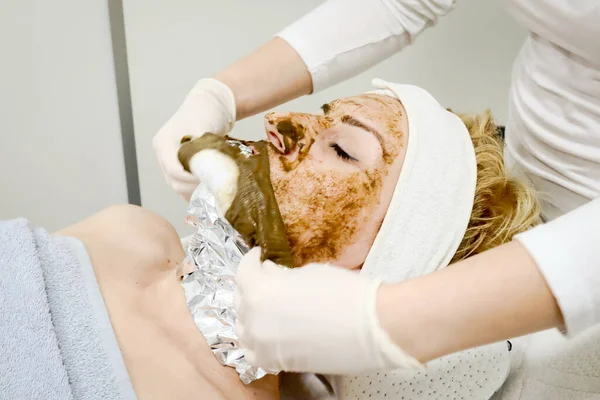 Esteticista Trabajador Quitando Mascarilla Facial Cosmética Algas Marinas Para Antienvejecimiento — Foto de Stock