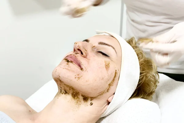 Kosmetolog Arbetare Vita Handskar Rengör Varsamt Ansiktet Kvinnliga Kunder Med — Stockfoto