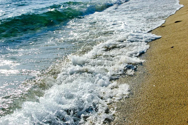 Schöne Wellen Mit Meeresschaum Späten Nachmittag Sandstrand — Stockfoto