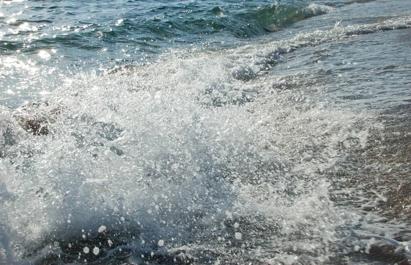 Detail Der Meereswelle Schaum Aus Plätscherndem Wasser Mit Sonnenlicht Und — Stockfoto