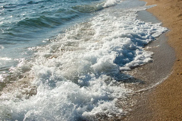 Beautiful Waves Foam Sea Sandy Beach Late Afternoon — Stock Photo, Image