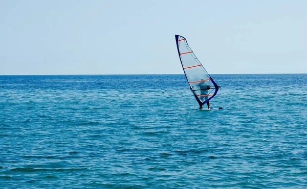 Een Man Kleine Zeilboot Open Zee Genieten Van Windsurfen — Stockfoto