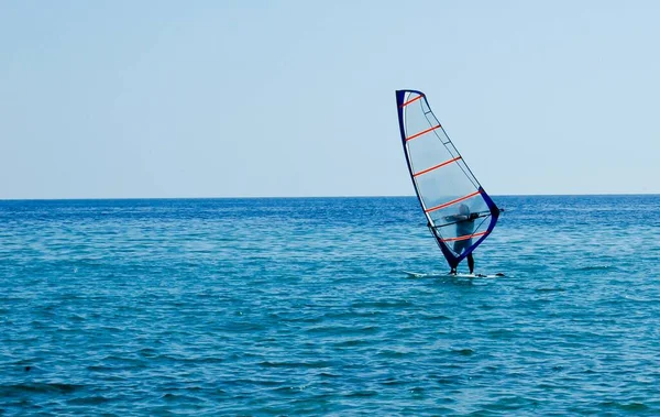 Hombre Velero Pequeño Mar Abierto Disfrutando Del Windsurf — Foto de Stock