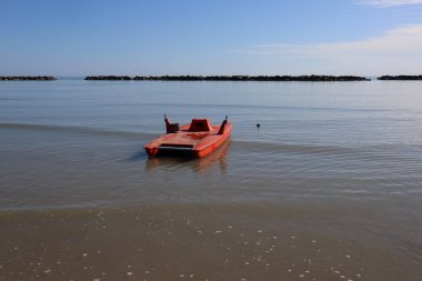 Adriyatik Denizi 'ndeki eski kırmızı kurtarma botu, Rimini Sahili İtalya