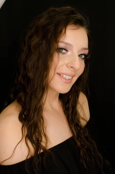 Piękna Brunetka Młoda Dziewczyna Uśmiechnięta Patrząc Aparat Świeżym Makijażem Włosy — Zdjęcie stockowe
