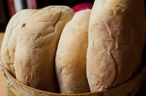 Vier Laibe Selbstgebackenes Brot Hölzernen Retro Korb Auf Dem Tisch — Stockfoto