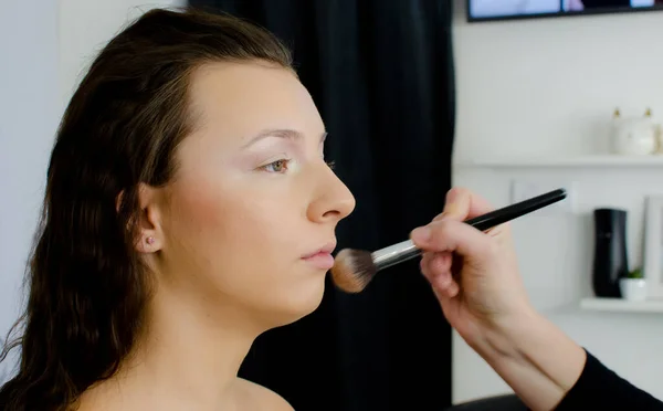 Maquiagem Artista Trabalhando Com Escova Rosto Modelo Retrato Lateral Jovem — Fotografia de Stock
