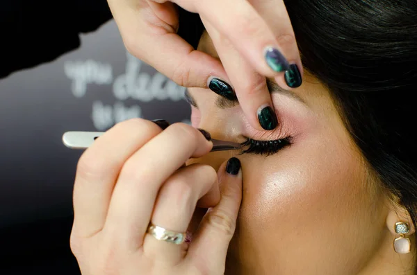 Makyaj Sanatçısı Cımbızla Çalışıyor Güzellik Stüdyosundaki Bayan Müşteriye Takma Siyah — Stok fotoğraf