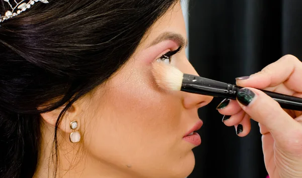 Maquiagem Artista Trabalhando Com Escova Olhos Modelo Close Applying Make — Fotografia de Stock