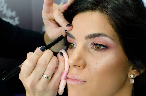 Artista Maquiagem Aplicando Sombra Olho Sobrancelha Cliente Com Caneta Sobrancelhas — Fotografia de Stock