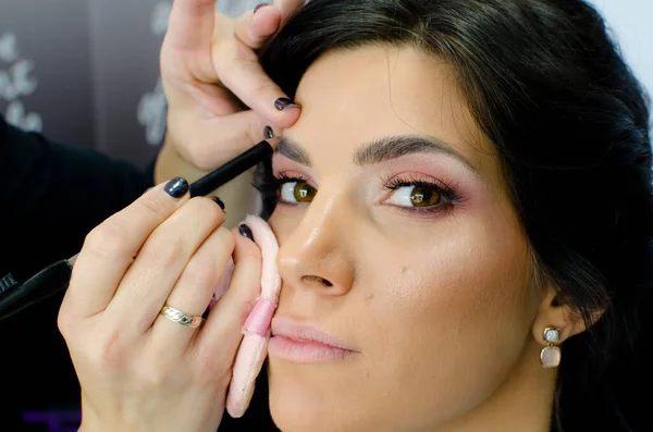 Artista Maquiagem Aplicando Sombra Olho Sobrancelha Cliente Com Caneta Sobrancelhas — Fotografia de Stock