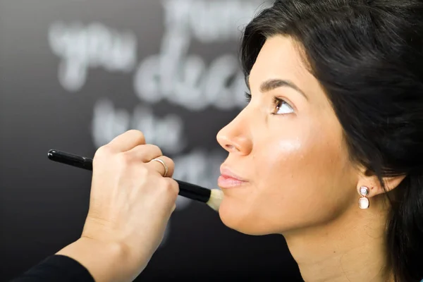 Maquillaje Artista Que Trabaja Con Cepillo Cara Del Modelo Primer —  Fotos de Stock