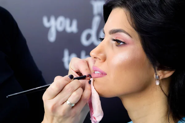 Artista Maquiagem Trabalhando Com Escova Lábios Lábios Modelo Aplicando Brilho — Fotografia de Stock