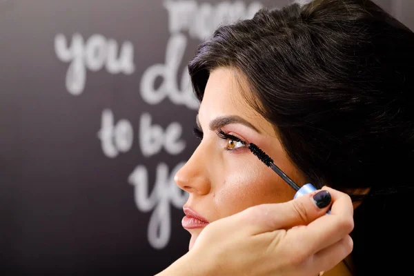 Makyaj Sanatçısı Siyah Rimelini Fırçayla Gözlerine Sürüyor Güzel Kadın Gözleri — Stok fotoğraf