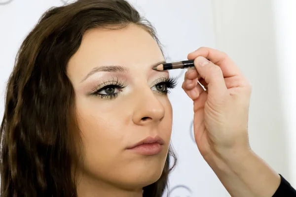 Maquilleuse Travaillant Avec Stylo Sur Les Sourcils Mannequin Gros Plan — Photo