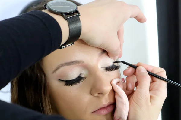 Nahaufnahme Der Visagistin Die Flüssigen Eyeliner Auf Die Augen Des — Stockfoto