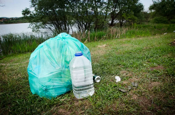 Saco Lixo Verde Cheio Garrafa Água Plástico Aberto Grama Natureza — Fotografia de Stock