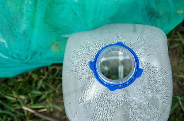 Vista Superior Garrafa Água Plástico Vazia Lado Saco Verde Plástico — Fotografia de Stock