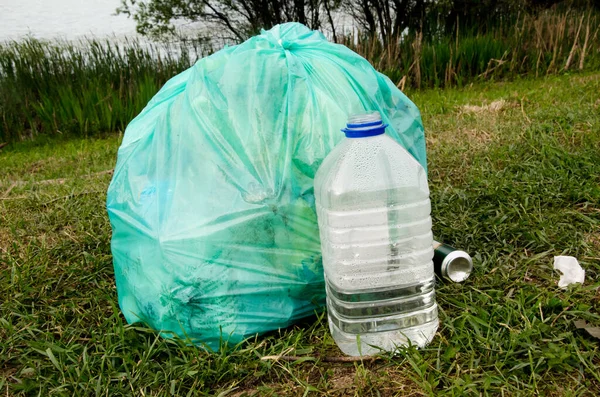 Saco Lixo Verde Cheio Garrafa Água Plástico Aberto Grama Natureza — Fotografia de Stock