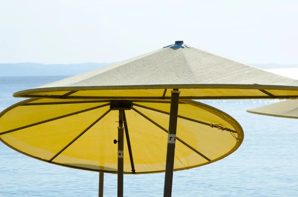 Detalle Sombrillas Playa Amarillas Mar Cielo Como Fondo — Foto de Stock