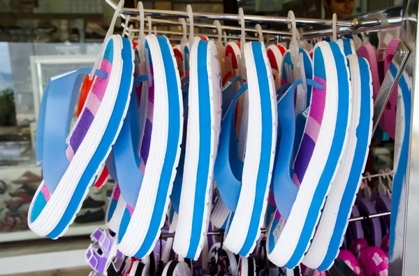 Zapatillas Playa Azul Blanco Para Hombres Colgando Mercado Callejero Para — Foto de Stock