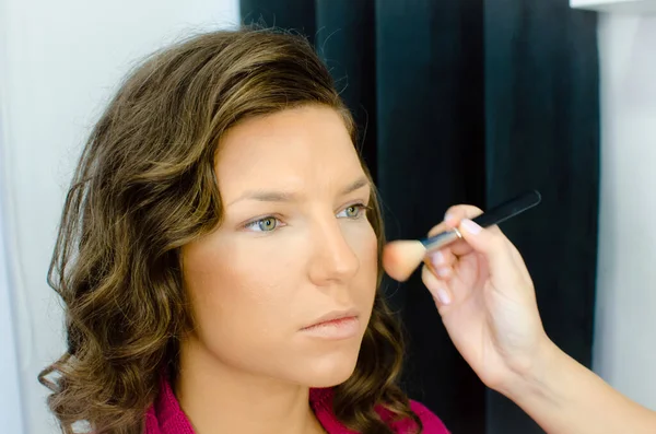 Maquiagem Artista Trabalhando Com Escova Rosto Modelo Retrato Jovem Mulher — Fotografia de Stock