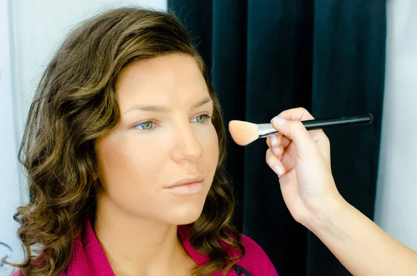 Maquiagem Artista Trabalhando Com Escova Rosto Modelo Retrato Jovem Mulher — Fotografia de Stock