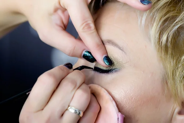 Makyaj Sanatçısının Modelin Gözlerine Sıvı Göz Kalemi Sürmesi Güzellik Salonundaki — Stok fotoğraf