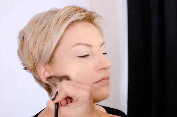 Maquiagem Artista Trabalhando Com Escova Rosto Modelo Antes Aplicar Compõem — Fotografia de Stock