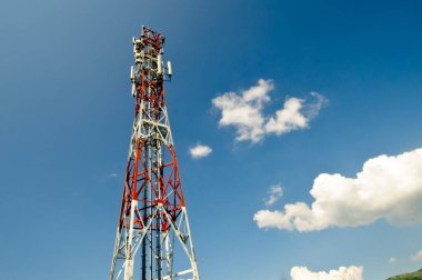Mavi gökyüzü ve bulutlu telekomünikasyon kulesi