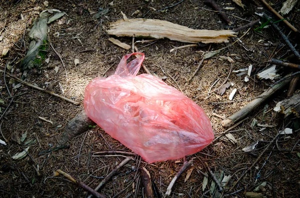 Despejo Saco Plástico Vermelho Vazio Madeiras Deitadas Chão Perto Árvore — Fotografia de Stock