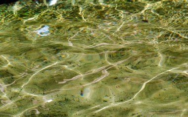 Şeffaf yeşil su arka planı, güneş ışığı olan su, kapat