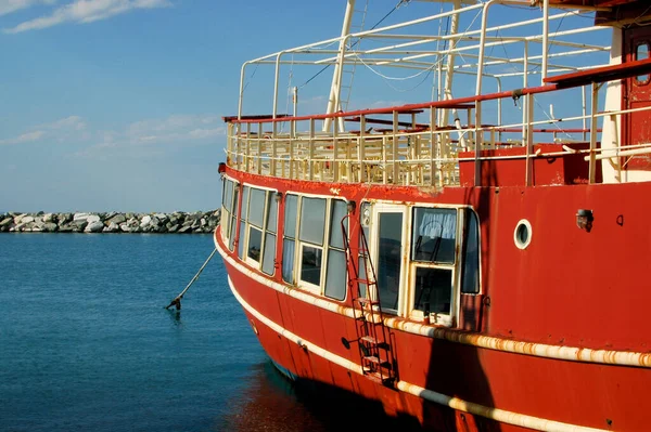 Grand Vieux Navire Rouillé Rouge Dans Port Jour Ensoleillé — Photo