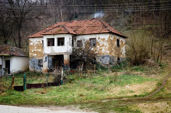 Gammalt Förstört Hus Landet Med Rök Från Skorsten Utomhus Natur — Stockfoto