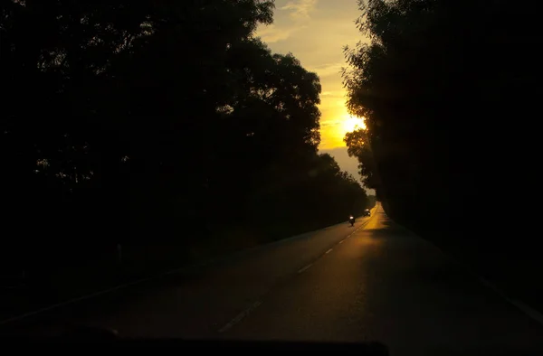 Estrada Escura Pôr Sol Através Floresta Com Motocicleta Carro Distância — Fotografia de Stock